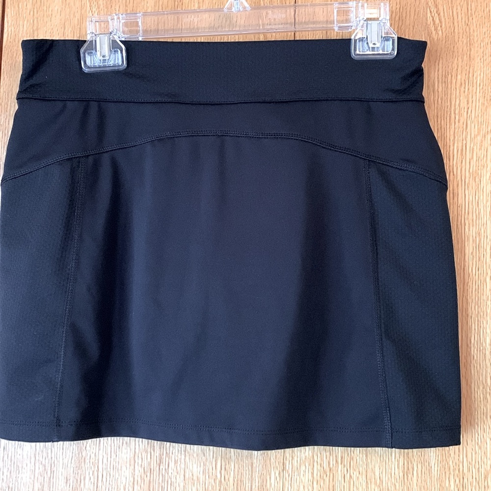 Tek Gear Small black lined 14” skort 3” shorts sport skirt mesh panels VGUC